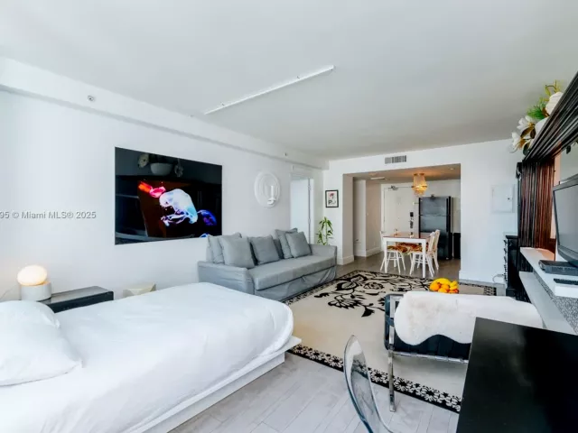 1-bedroom condo for sale in Miami Beach - 1100 West Ave 1004 - MondialRealty