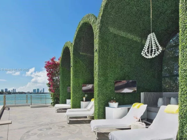 1-bedroom condo for sale in Miami Beach - 1100 West Ave 1004 - MondialRealty