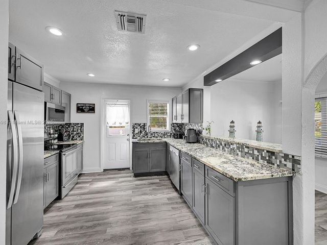 2-bedroom home for sale in West Palm Beach - 422 49th St - MondialRealty