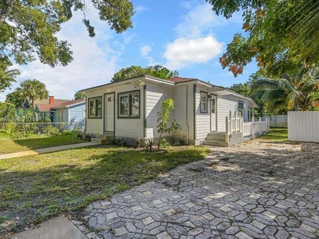 2-bedroom home for sale in West Palm Beach - 422 49th St - MondialRealty