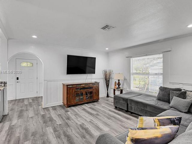 2-bedroom home for sale in West Palm Beach - 422 49th St - MondialRealty