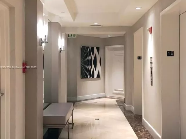 2-bedroom condo for sale in Aventura - 21150 Point Pl 1202 - MondialRealty