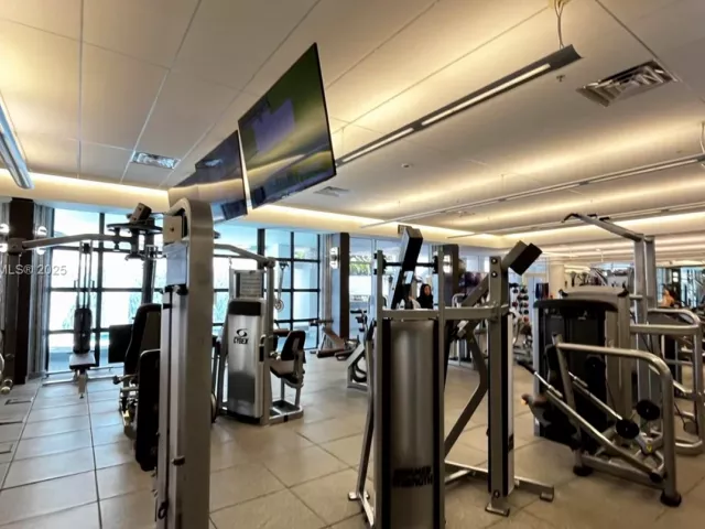 2-bedroom condo for sale in Aventura - 21150 Point Pl 1202 - MondialRealty