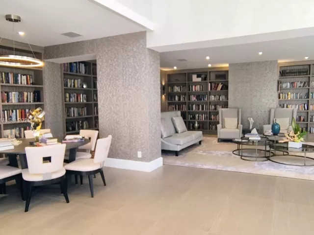 2-bedroom condo for sale in Aventura - 21150 Point Pl 1202 - MondialRealty