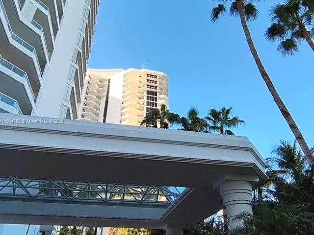 2-bedroom condo for sale in Aventura - 21150 Point Pl 1202 - MondialRealty