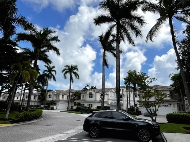 2-bedroom condo for sale in Aventura - 21150 Point Pl 1202 - MondialRealty