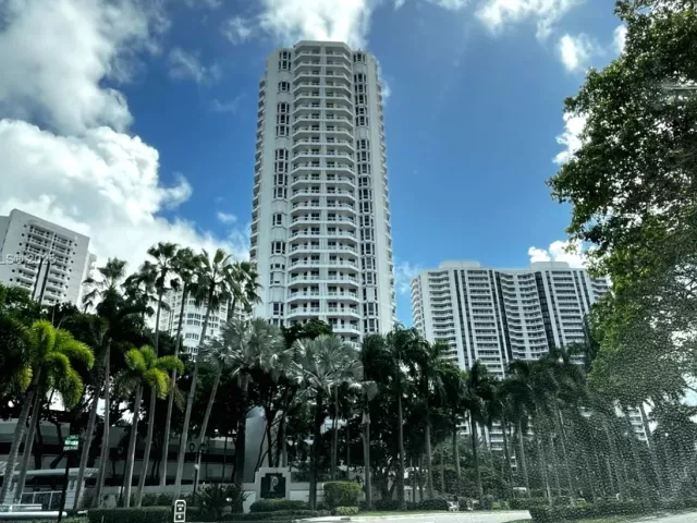 2-bedroom condo for sale in Aventura - 21150 Point Pl 1202 - MondialRealty
