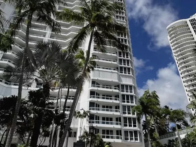 2-bedroom condo for sale in Aventura - 21150 Point Pl 1202 - MondialRealty