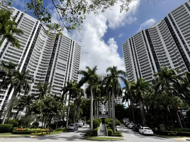 2-bedroom condo for sale in Aventura - 21150 Point Pl 1202 - MondialRealty