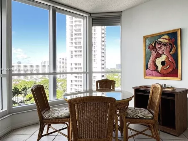 2-bedroom condo for sale in Aventura - 21150 Point Pl 1202 - MondialRealty