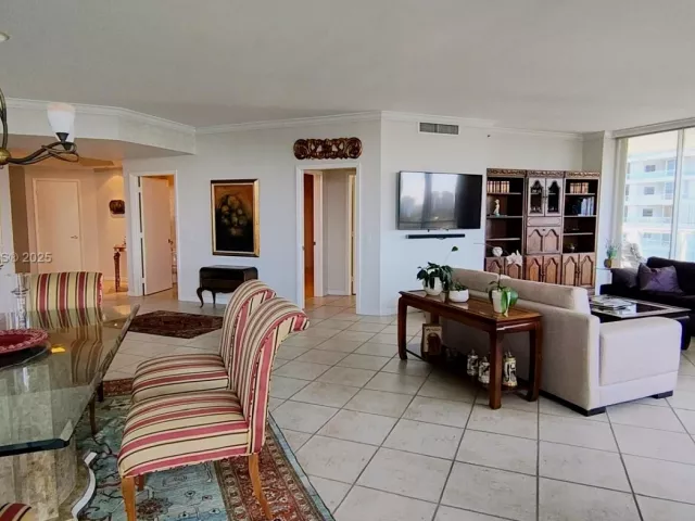 2-bedroom condo for sale in Aventura - 21150 Point Pl 1202 - MondialRealty