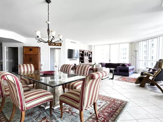 2-bedroom condo for sale in Aventura - 21150 Point Pl 1202 - MondialRealty