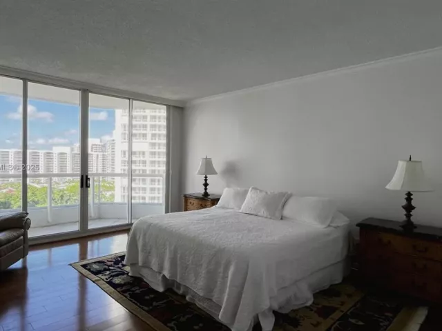 2-bedroom condo for sale in Aventura - 21150 Point Pl 1202 - MondialRealty