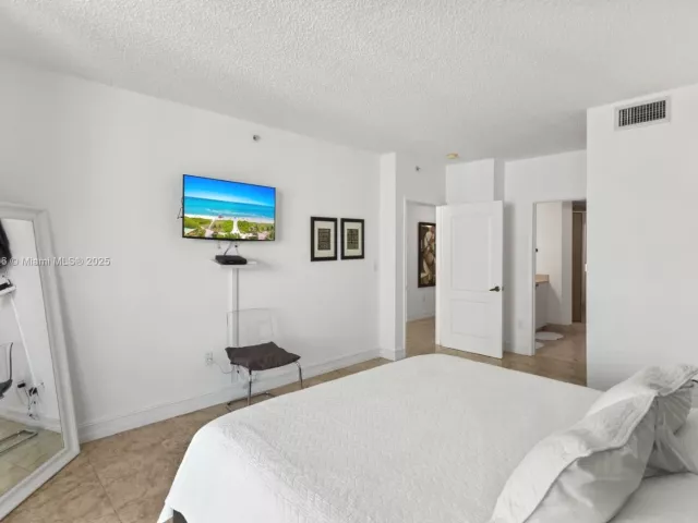 3-bedroom condo for rent in Sunny Isles Beach - 17555 Atlantic Blvd PH7 - MondialRealty