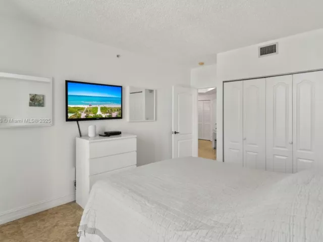 3-bedroom condo for rent in Sunny Isles Beach - 17555 Atlantic Blvd PH7 - MondialRealty