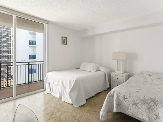 3-bedroom condo for rent in Sunny Isles Beach - 17555 Atlantic Blvd PH7 - MondialRealty
