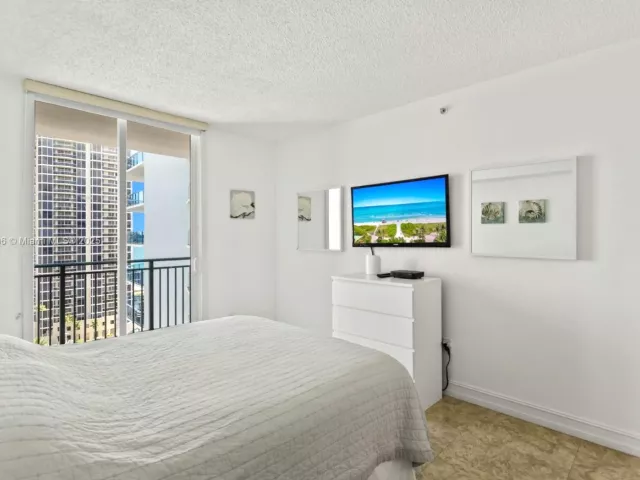 3-bedroom condo for rent in Sunny Isles Beach - 17555 Atlantic Blvd PH7 - MondialRealty