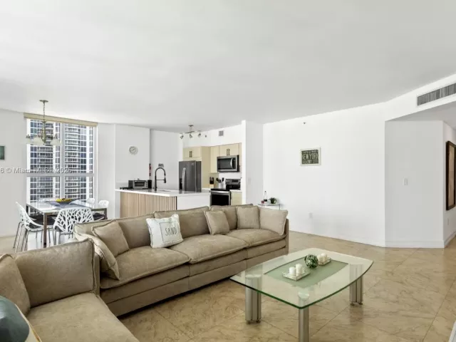 3-bedroom condo for rent in Sunny Isles Beach - 17555 Atlantic Blvd PH7 - MondialRealty