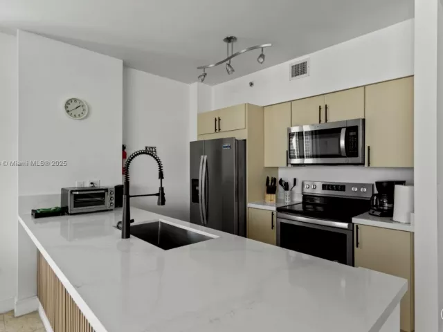 3-bedroom condo for rent in Sunny Isles Beach - 17555 Atlantic Blvd PH7 - MondialRealty