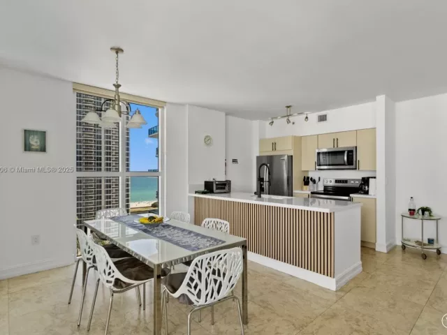 3-bedroom condo for rent in Sunny Isles Beach - 17555 Atlantic Blvd PH7 - MondialRealty