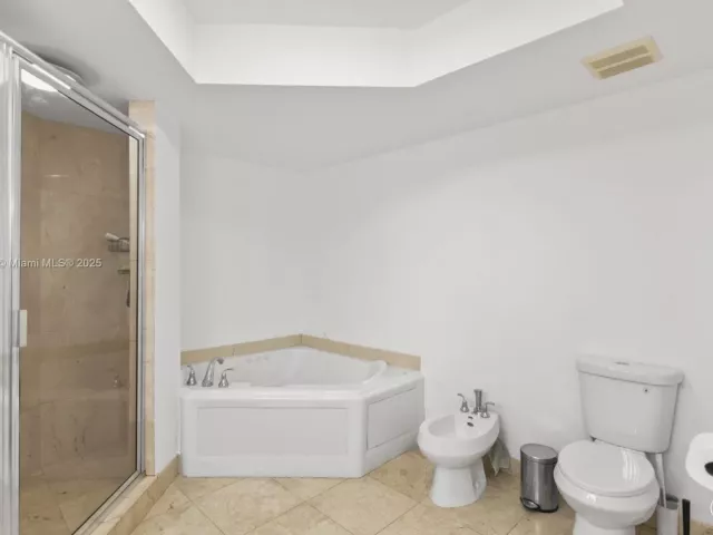 3-bedroom condo for rent in Sunny Isles Beach - 17555 Atlantic Blvd PH7 - MondialRealty