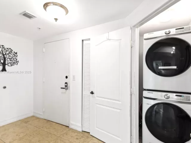 3-bedroom condo for rent in Sunny Isles Beach - 17555 Atlantic Blvd PH7 - MondialRealty