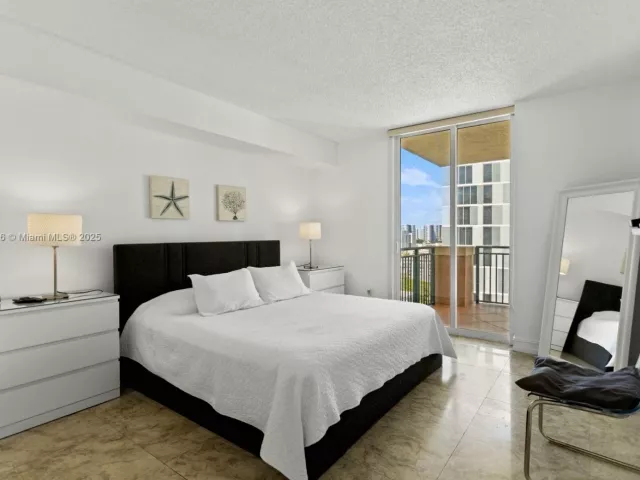 3-bedroom condo for rent in Sunny Isles Beach - 17555 Atlantic Blvd PH7 - MondialRealty