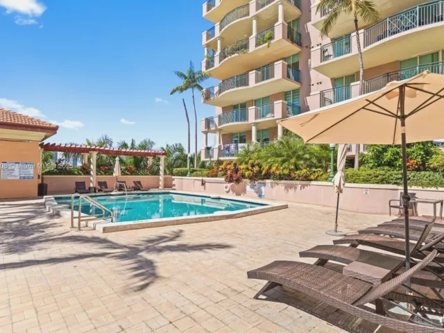 3-bedroom condo for rent in Sunny Isles Beach - 17555 Atlantic Blvd PH7 - MondialRealty