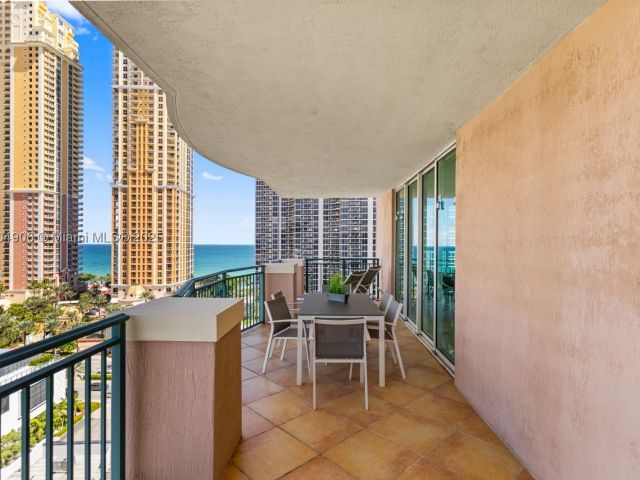 3-bedroom condo for rent in Sunny Isles Beach - 17555 Atlantic Blvd PH7 - MondialRealty