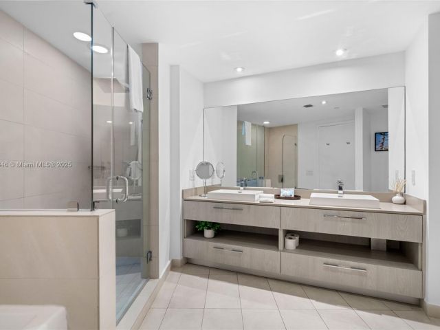 Apartment for sale  Unit #1001 - photo 6724335