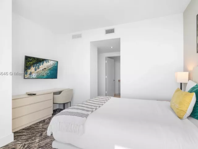 3-bedroom condo for sale in Hollywood - 4111 S Ocean Dr 1001 - MondialRealty