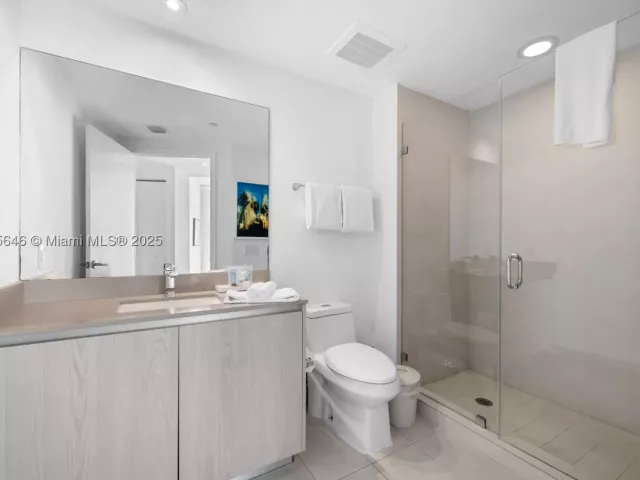 3-bedroom condo for sale in Hollywood - 4111 S Ocean Dr 1001 - MondialRealty