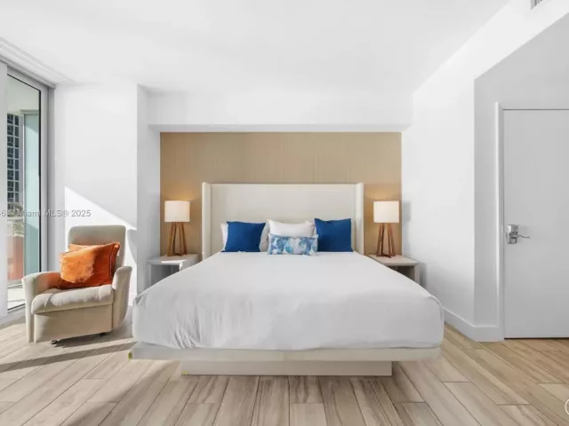 3-bedroom condo for sale in Hollywood - 4111 S Ocean Dr 1001 - MondialRealty