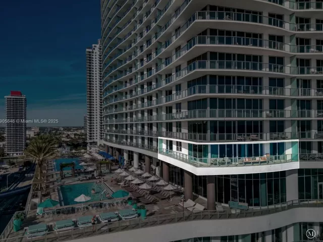 3-bedroom condo for sale in Hollywood - 4111 S Ocean Dr 1001 - MondialRealty