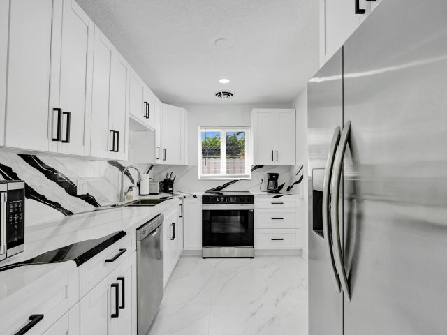 Home for rent at 1633 SE 5th Ct Court - photo 6750958