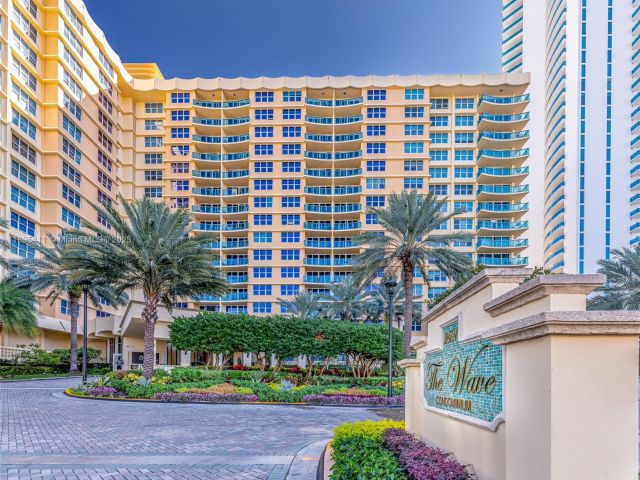 1-bedroom condo for sale in Hollywood - 2501 S Ocean Dr 439 - MondialRealty