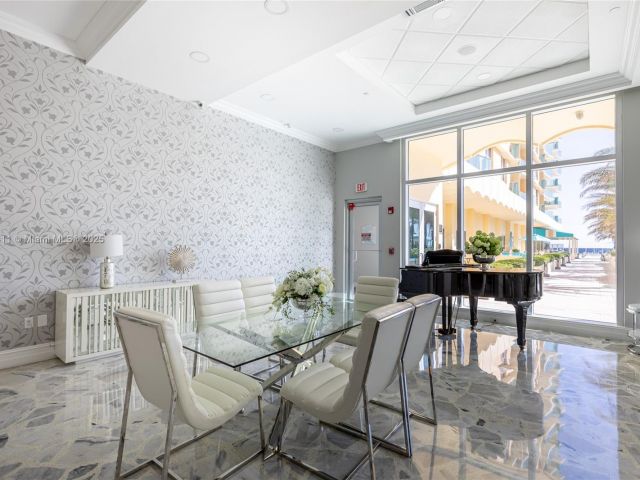 1-bedroom condo for sale in Hollywood - 2501 S Ocean Dr 439 - MondialRealty