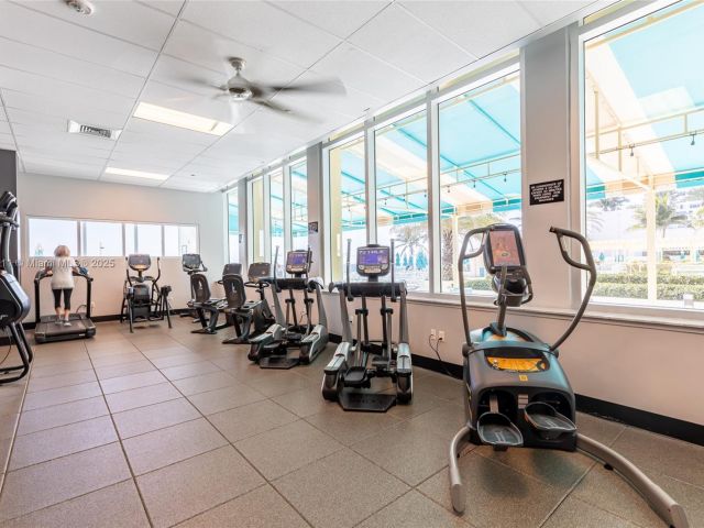 1-bedroom condo for sale in Hollywood - 2501 S Ocean Dr 439 - MondialRealty