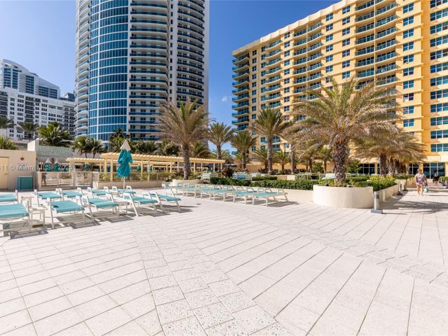 1-bedroom condo for sale in Hollywood - 2501 S Ocean Dr 439 - MondialRealty