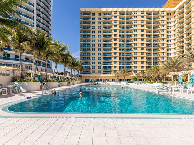 1-bedroom condo for sale in Hollywood - 2501 S Ocean Dr 439 - MondialRealty
