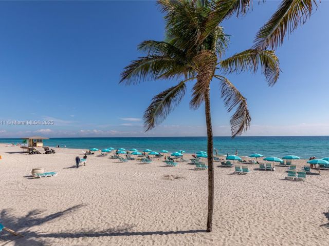 1-bedroom condo for sale in Hollywood - 2501 S Ocean Dr 439 - MondialRealty