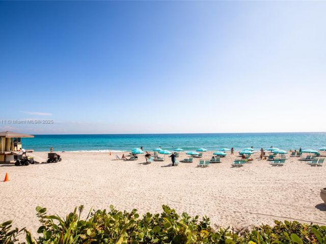 1-bedroom condo for sale in Hollywood - 2501 S Ocean Dr 439 - MondialRealty