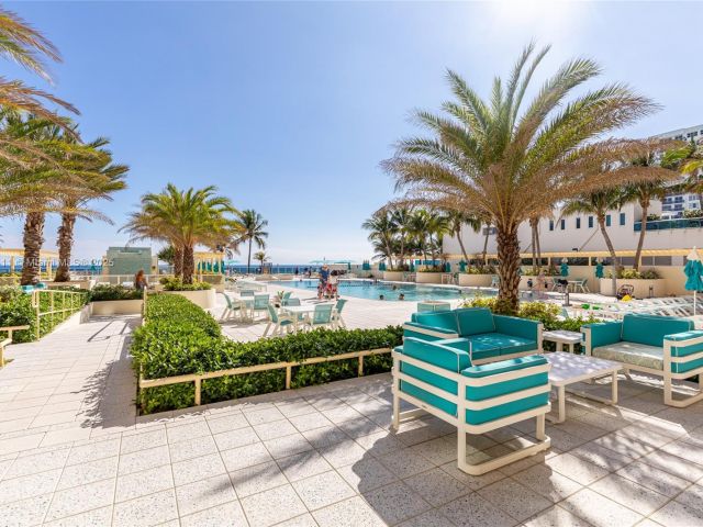 1-bedroom condo for sale in Hollywood - 2501 S Ocean Dr 439 - MondialRealty