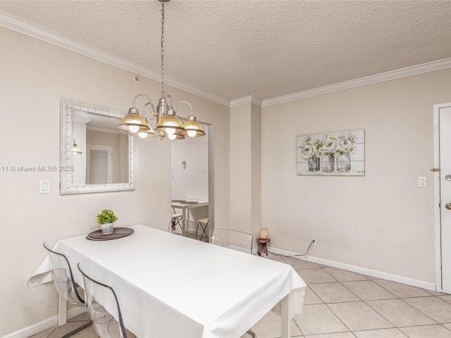 1-bedroom condo for sale in Hollywood - 2501 S Ocean Dr 439 - MondialRealty