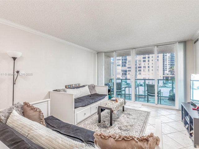 1-bedroom condo for sale in Hollywood - 2501 S Ocean Dr 439 - MondialRealty
