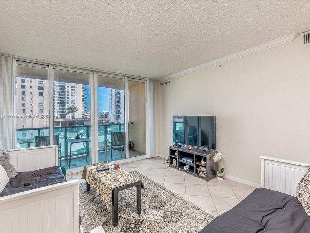 1-bedroom condo for sale in Hollywood - 2501 S Ocean Dr 439 - MondialRealty