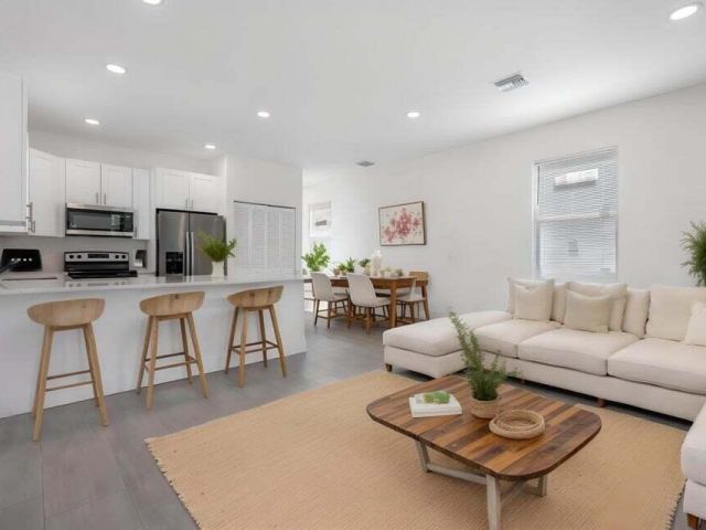 Home for rent at 3188 Hiawatha Avenue - photo 6739640