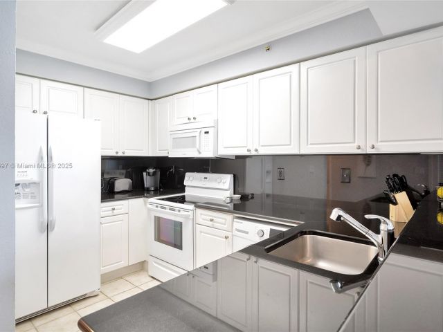 condo for rent in Hollywood - 2501 S Ocean Dr 1432 - MondialRealty