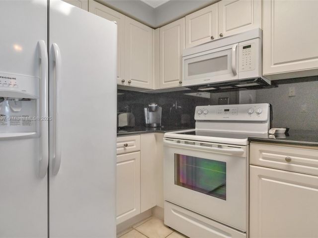 condo for rent in Hollywood - 2501 S Ocean Dr 1432 - MondialRealty