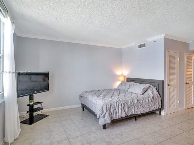 condo for rent in Hollywood - 2501 S Ocean Dr 1432 - MondialRealty